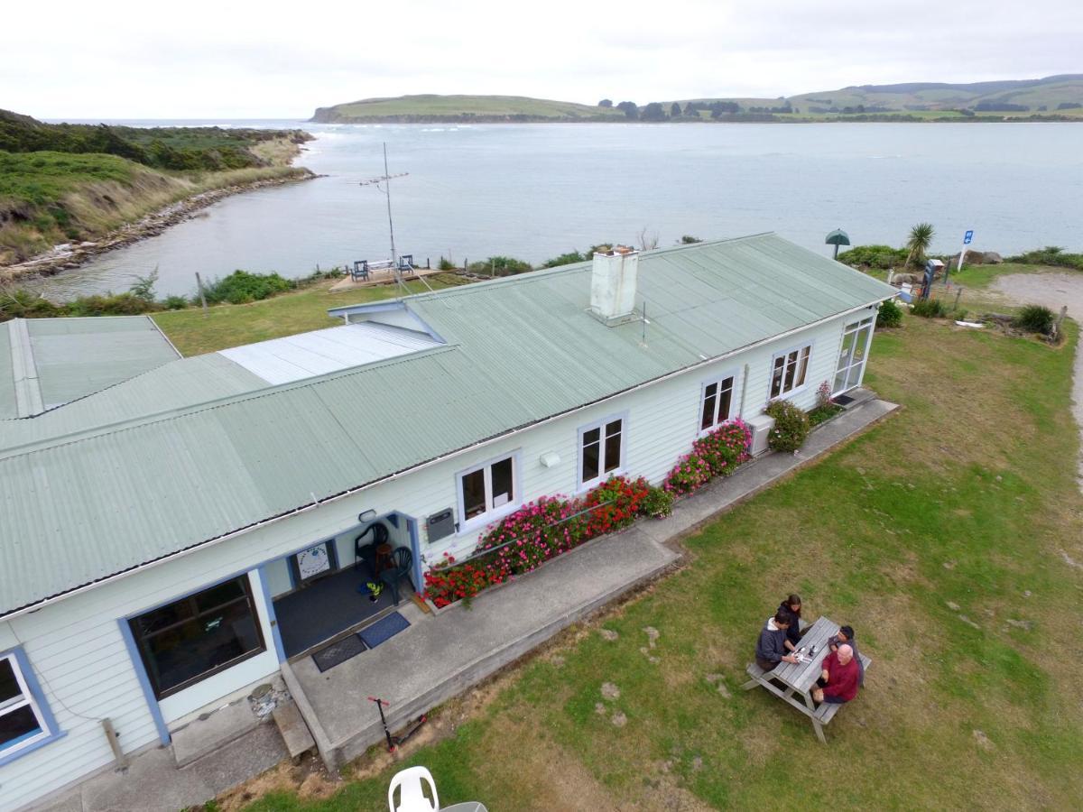 Surat Bay Lodge By The Sea/Backpackers Hostel Owaka Exterior photo