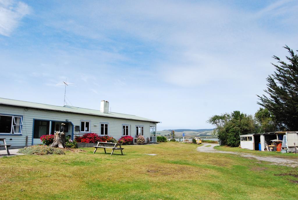 Surat Bay Lodge By The Sea/Backpackers Hostel Owaka Exterior photo