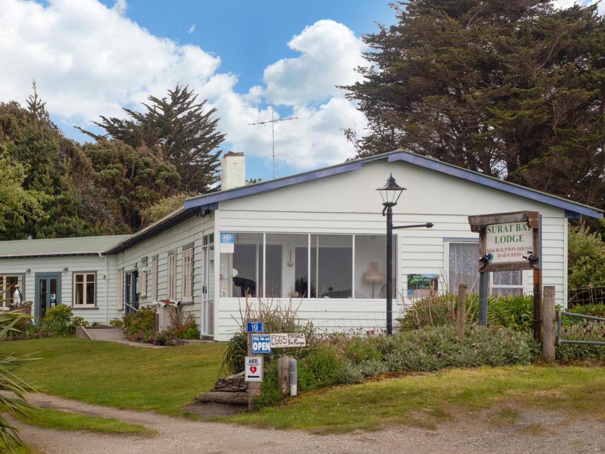 Surat Bay Lodge By The Sea/Backpackers Hostel Owaka Exterior photo